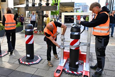 Nach der mutmaßlichen Amokfahrt in Leipzig wird die betroffene Fußgängerzone an der Zufahrt mit sogenannten Oktablocks gesichert.