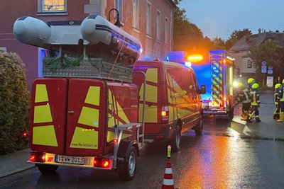 Vollgelaufene Keller und überflutete Straßen hielten die Feuerwehren im Vogtland am Sonntag in Atem.