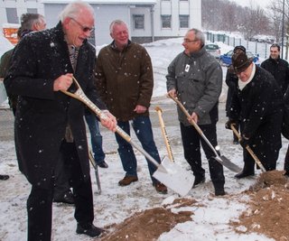 Für den gestrigen symbolischen Akt des Spatenstichs für den Neubau reiste auch Firmengründer Werner Turck (l.) aus Halver an.