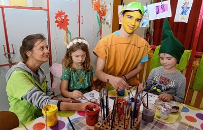 Jean-Pascal Fehlkamm (2. von rechts) stand als "Topasius" im Mittelpunkt - hier beim Ausmalen von Topasiusbildern mit (von links) Sabrina Müller vom Kispi und den jungen Gästen Clara Schmidt und Lucas Köhler. 