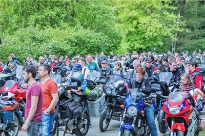 Der Motorradfahrergottesdienst lockt stets hunderte Teilnehmer an. 