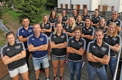 Die Mannschaft von Trainer Marko Brezic (hinten rechts) bei der offiziellen Teampräsentation des BSV Sachsen Zwickau.