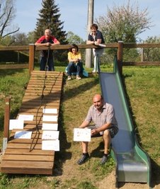Hans-Otto Kullig, Sieglinde Mehnert, Kerstin Ebert (o. v. l.) und Michael Friedl (u.) übergeben am Samstag die neue Rutsche. 