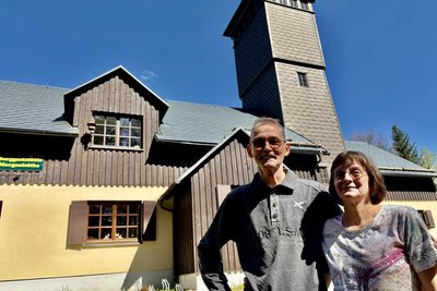 Elke und Steffen Hofmann betreiben seit 2011 die Berggaststätte Morgenleithe im Wald zwischen Lauter und Schwarzenberg. Der Aussichtsturm ist etwa 20 Meter hoch.
