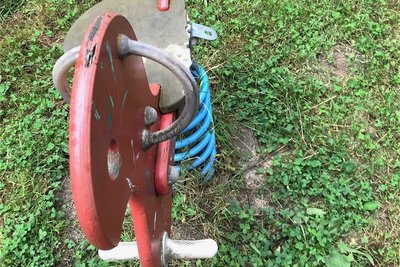 An den Geräten auf dem Spielplatz hat der Zahn der Zeit genagt.