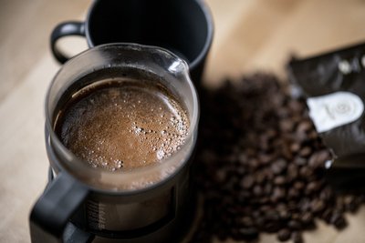 Frisch gebrühter Kaffee wird in einer French Press zubereitet. Kaffee ist der Deutschen liebstes Getränk - der Pro-Kopf-Verbrauch lag 2020 bei durchschnittlich 168 Liter. 