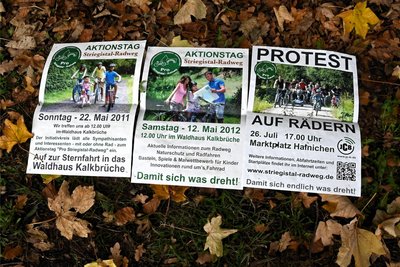 Die Plakate der Bürgerinitiative zeigen, wie lange der Kampf um den Striegistalradweg schon dauert.