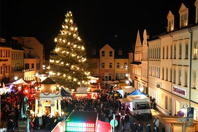 Blick vom Rathaussaal auf den Weihnachtsmarkt in Hainichen.