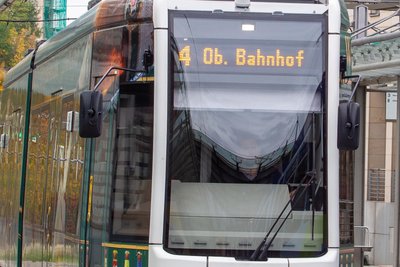 Die Plauener Straßenbahn hält nun auch wieder stadteinwärts am Rathaus.