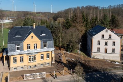 Luftbild des sanierten Wohnhauses der Eltern des Chemnitzer Malers Karl Schmidt-Rottluff im Chemnitzer Stadtteil Rottluff. Rechts daneben die Mühle der Eltern.