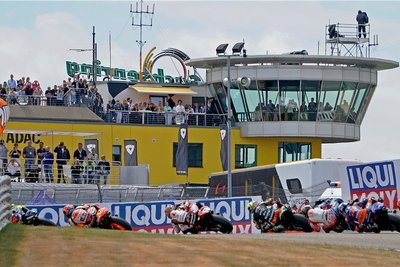 2019 kamen an den drei Grand-Prix-Tagen zusammengerechnet 201.162 Zuschauern an den Sachsenring. Wie viele es vom 18. bis 20. Juni 2021 werden, ob überhaupt Fans die Rennen der Motorrad-WM vor Ort sehen können, das ist noch völlig offen. 