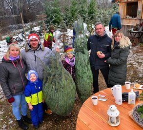 Auf der Weihnachtsbaumplantage in Mittweida sind am Samstag auch die Familien Effenberger (links) und Putz fündig geworden. Die Bäume sollten am Sonntag zuhause aufgestellt werden.