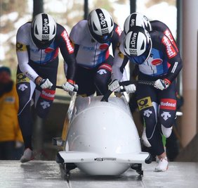 Francesco Friedrich, Candy Bauer, Martin Grothkopp und Thorsten Margis bringen den Viererbob beim Europacuprennen in Königssee auf Tempo. Der Wettkampf endet für das Quartett auf Platz zwei.