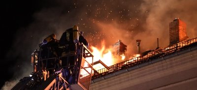 Ein Übergreifen des Feuers auf das benachbarte, leerstehende Gebäude mit der Hausnummer 49 konnte verhindert werden.