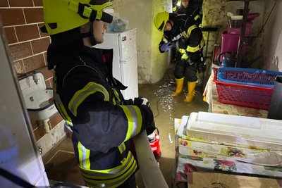 Mehrere unter Wasser stehende Keller mussten vogtländische Feuerwehren am Sonntag und Montag leer pumpen – so auch in Limbach.