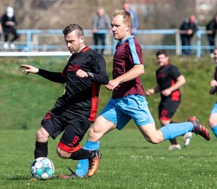 Umkämpft: Der TSV Penig, hier mit Vitalij Gajt (l.) gegen den Striegistaler Philipp Mehner, bleibt weiter in der Verfolgerrolle. 