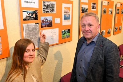 Lotta Eichner und Bürgermeister Ronny Hofmann an der Schautafel zur Hebebühnen-Fabrik.