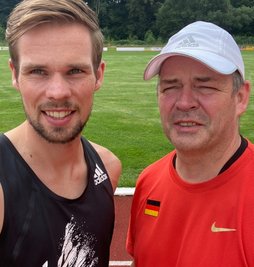 Sebastian Hendel mit Vater Udo, der ihn und eine Reihe weiterer Spitzenläufer beim LAV Reichenbach trainiert. Seit 2019 startet das Reichenbacher Lauf-Ass für die LG Braunschweig. 