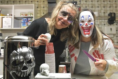 Ina Scheunemann und Katja Langer vom HCC versorgten die Halloween-Silberstadtbahn-Gäste am Untermarkt vom Imbisswagen aus.