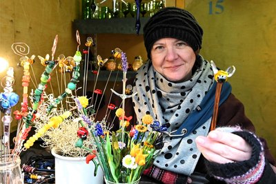Glasmacherin Jana Langbein war aus Thüringen angereist, konnte hier aber nicht viel verkaufen und schloss den Stand am Samstagabend.