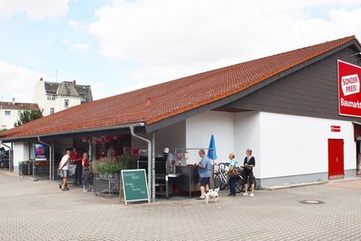 Im Außengelände soll in Zukunft eine Paketstation der Deutschen Post als weiterer Service für die Kunden stehen.