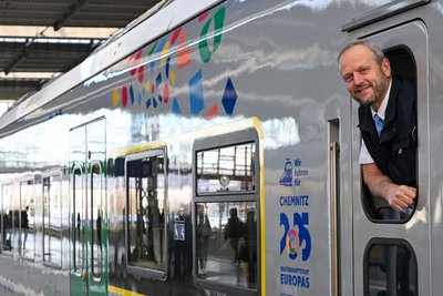 Da freuen sich nicht nur Lokführer wie Jens Lüttchen im Kuha-Zug: Mit der Kulturhauptstadt sollen am Chemnitzer Hauptbahnhof auch deutlich mehr Züge ankommen.