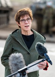 Annegret Kramp-Karrenbauer - Ministerin der Verteidigung