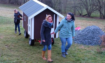 "De Pony WG"-Vereinschefin Romy Schirmer, Hofbesitzerin Heike Richter und deren Sohn Matty (von rechts) mit dem transportablen Hühnerstall, nach dessen Vorbild nun ein eigenes Exemplar auf dem Gelände in Adorf gebaut werden soll. 