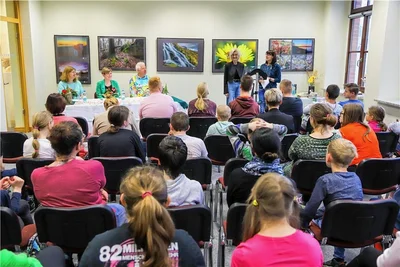 Die zwei Lehrerinnen (vorne rechts neben dem Fenster) Ina Natschke (links) und Angela Kreher führten durch die Veranstaltung. Vorne links zu sehen ist die dreiköpfige Jury. 
