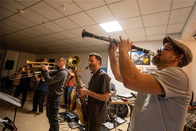 Die Banda Comunale, hier beim Auftritt vor ein paar Tagen in Plauen, ist am Sonntag in Flöha dabei.