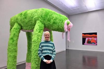 Theresa Rothe stellt Wesen, die irgendwo zwischen Mensch und Tier sind aus.