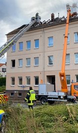 Feuerwehr und Bauhof der Stadt sicherten am Morgen das ausgebrannte Dach.