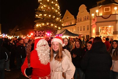 Weihnachtsmann Lars Hermann hatte  in diesem Jahr Azubi Lisa Röder als Engel an seiner Seite. An allen drei Tagen wurde Geschenke an die Kinder verteilt.