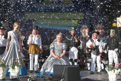Freiberg hat eine neue Silberstadtkönigin. Laura Schröter (Mitte) bei der feierlichen Eröffnung des Fests. Vorgängerin Sophia I. (links) kehrt zurück ins bürgerliche Leben.