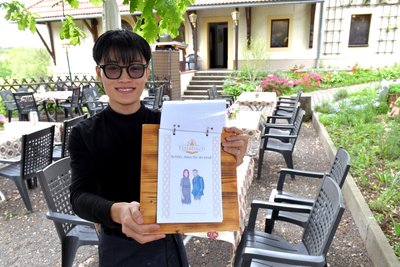 Der Gasthof Halsbach verfügt über einen lauschigen Biergarten, hier mit Dai Trung Nguyen, Azubi im 1. Ausbildungsjahr im Service.