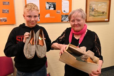 Theo Thomas und Gudrun Dehn mit Schuhen „Made in Lunzenau“.
