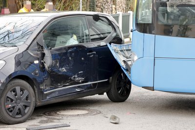 Ein Linienbus crasht am Dienstagmorgen gegen ein PKW.