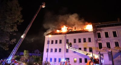 Der Dachstuhl des Wohnhauses Altenhainer Straße 47 in Frankenberg stand in der Nacht zum Mittwoch in Flammen. Die Feuerwehrleute löschten das Feuer daher von außen mit Hilfe zweier Drehleitern. Acht Betroffene im Alter zwischen 14 und 67 Jahren konnten gerettet werden. 