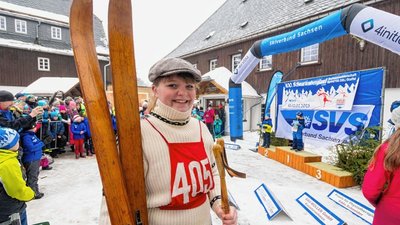 In historischer Kleidung, die an die Anfangsjahre des Wettkampfes erinnerte, nahm Alexandra Dietze am 100. Schwartenberglauf teil. 