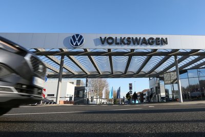 Die zentrale Einfahrt ins Zwickauer VW-Werk. Jetzt ist ein neuer Betriebsrat gewählt.