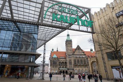 Das Logo der Galeria Kaufhof prangt groß über dem Neumarkt in Chemnitz. Der finanziell angeschlagene Warenhauskonzern schließt die Filiale zum 31. August. Foto: Hendrik Schmidt/dpa
