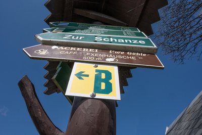 Das grüne „B“ auf gelbem Grund ist die Wegmarke der Blockline. Foto: Uwe Mann