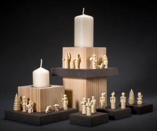  Mit einem weiteren Hauptpreis wurden diese Leuchterstelen mit Miniaturen bedacht, die im Betrieb von Wolfgang Braun in Deutschneudorf entstehen. 