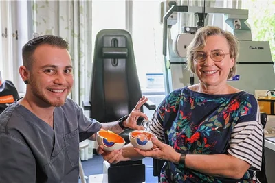 Sie waren in Tansania und haben Einheimische mit Grauem Star operiert: Ben Kroschke, medizinischer Fachangestellter, und Augenärztin Dr. Hanna Pecold. Beim Grauen Star werden die Augenlinsen trüb und müssen ausgetauscht werden. Die OP ist hierzulande ein Routineeingriff. 