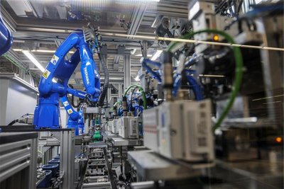 Die neueste technische Errungenschaft von Joyson in Elterlein ist diese vollautomatische Anlage für Fahrerairbags.