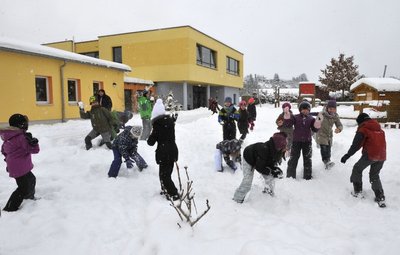 Mehr Platz zum Toben sollen die Kinder auch draußen bekommen. Ein neuer Sportplatz ist geplant.
