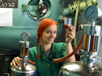 Anja Wurlitzer gehört zu den elf besten Auszubildenden des Landkreises. Als Destillateurin stellt sie in Meerane unter anderem auch Mocca-Edel her. 
