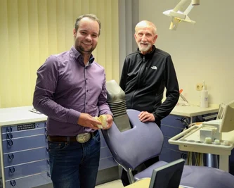 Die Nachfolge ist gesichert: Für die beiden Zahnärzte Andreas Skibinski (rechts, 85) und Jan-Philipp Kunze (28) ist die schrittweise Praxisübergabe ab Dezember eine echte Win-win-Situation. Der eine kann sich nun sanft in den Ruhestand verabschieden, der andere kann langsam loslegen. 