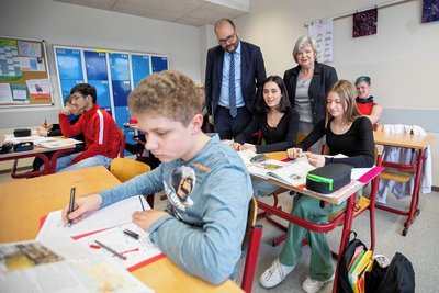 Christian Piwarz - im Foto mit Schulleiterin Simone Heilmann - stellte sich Schülerfragen. 