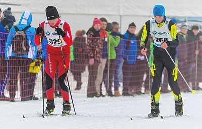 Beim 100. Schwartenberglauf gaben Julian Pyka aus Pirna (l.) und Nico Pappelbaum vom SV Großwaltersdorf auf der Zielgeraden alles.